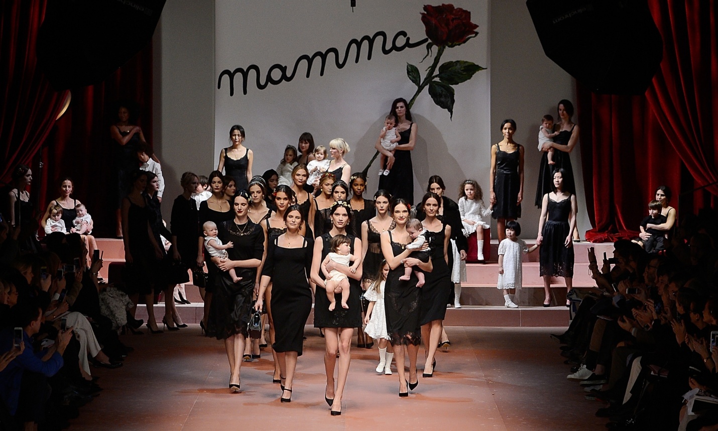 La firma Dolce & Gabbana rinde homenaje a las madres en su nueva colección